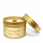 bougie à mèche en bois sable doré dans une boite en métal doré